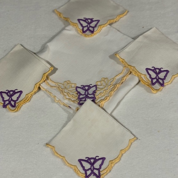 Vintage Linen Napkins and Matching Tablecloth - Picture 6 of 7